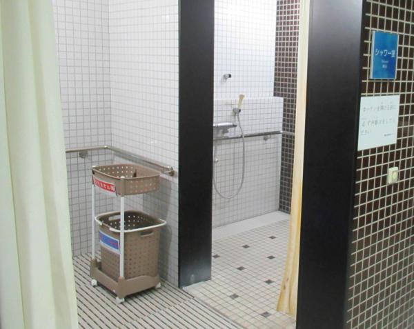 鴨池公園水泳プール 多目的更衣室シャワー