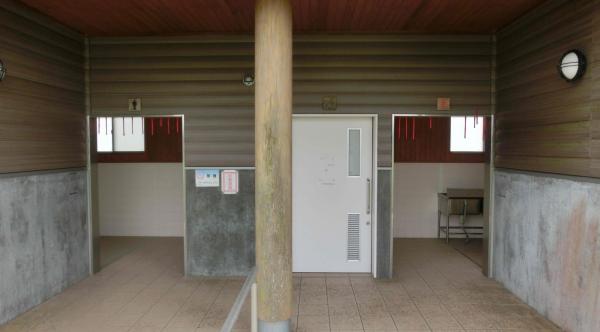 まきのはら運動公園多目的広場トイレ入り口