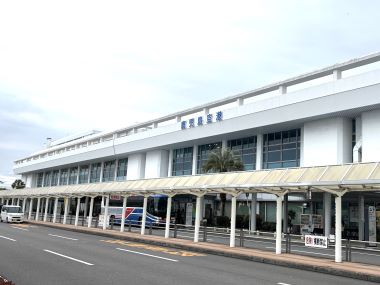 ①　国内線ターミナルビル外観小