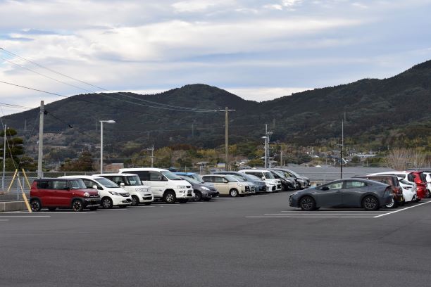 ③駐車場小